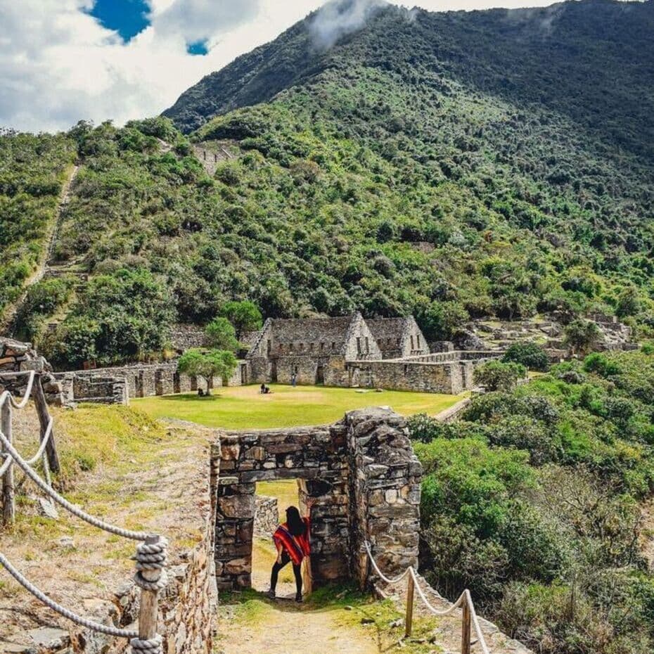 Turista en el Centro Arqueológico de Choquequirao