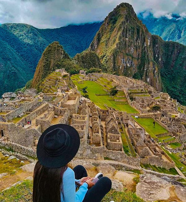 Turista asombrado por la maravilla del mundo