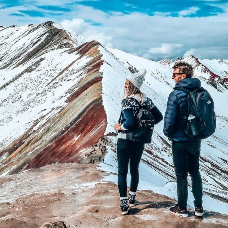 Viajeros descubriendo Vinicunca