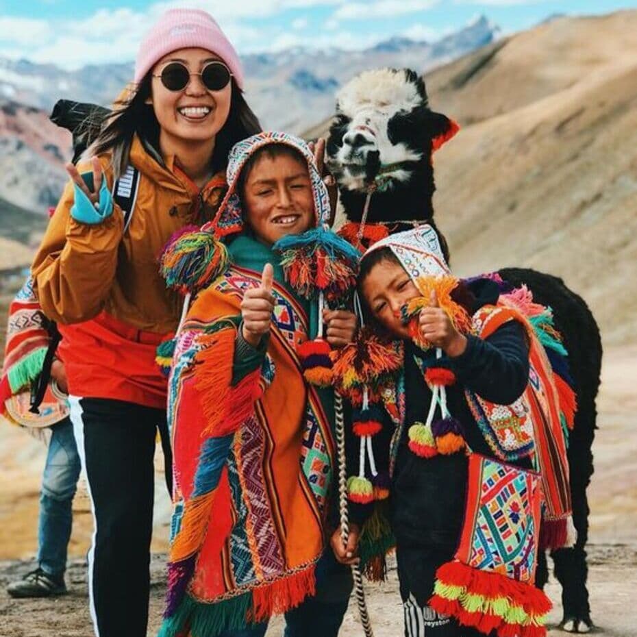 Turistas explorando Vinicunca en compañía de niños